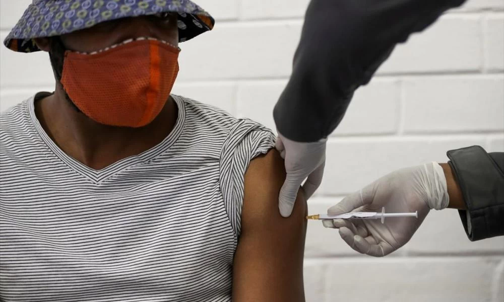 Οι Σεϋχέλλες έγιναν η πρώτη αφρικανική χώρα που ξεκίνησε ο εμβολιασμός